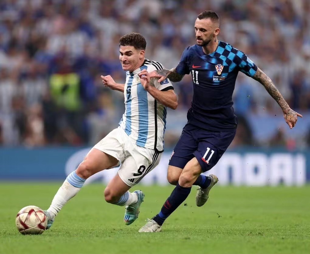 阿韦尔联赛中踢出亮眼表现取得胜利的是谁